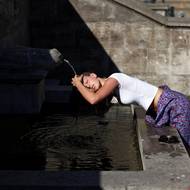 Dívka si polévá hlavu vodou během vlny veder, kdy teploty přesahovaly 40 stupňů Celsia. (Berlín, 2. července)