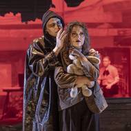 Renáta Matějíčková jako Katynka alias Joan Vollmer a Daniela Špinar v roli ďábla.