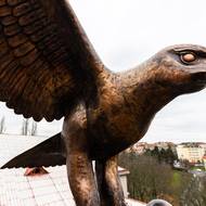 Tvorbu zajistil otec a syn Holubovi, kovotepec a sochař.