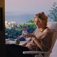 Greta Gerwig jako Lois Sukenick.