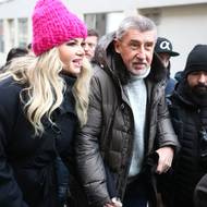 Navzdory tomu všemu se v roce 2023 Babiš pokusil o úspěch v prezidentských volbách. Na snímku z kampaně je s manželkou  Monikou.