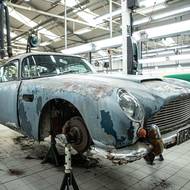 Raritní Aston Martin DB5 před renovací a po ní. Cena vzrostla tisíckrát.