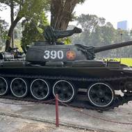 30. dubna 1975 před 11. hodinou dopoledne prorazil první severovietnamský tank železnou bránu už opuštěného prezidentského paláce v Saigonu. Šlo o tank čínské výroby T-57 s číslem 390. Jeden kus je vystavený v zahradě před palácem.