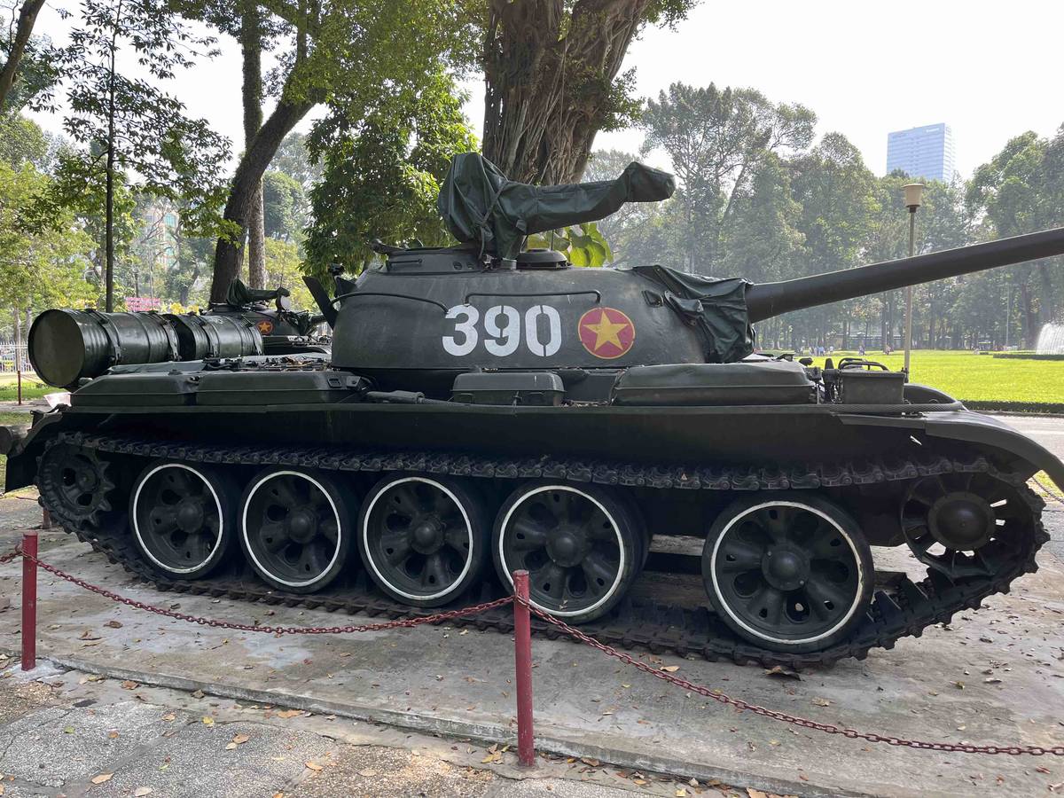30. dubna 1975 před 11. hodinou dopoledne prorazil první severovietnamský tank železnou bránu už opuštěného prezidentského paláce v Saigonu. Šlo o tank čínské výroby T-57 s číslem 390. Jeden kus je vystavený v zahradě před palácem.