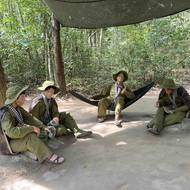 Jihozápadně od Saigonu jsou turistickou atrakcí tunely Cu Chi, které komunističtí partyzáni používali k úkrytu a přesunům. (Na snímku figuríny partyzánů.)