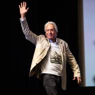 Jako host 59. ročníku filmového festivalu v Karlových Varech byl pozván americký herec a producent Michael Douglas. Uvedl zde restaurovanou verzi Přeletu nad kukaččím hnízdem od režiséra Miloše Formana a před začátkem projekce převzal současnou podobu ceny za dlouholetý přínos světové kinematografii. „Když se Jiří Bartoška dozvěděl, že jednání o jeho účasti jsou na dobré cestě, řekl, že mu tu oplatku musíme vyměnit,“ zdůvodnil výkonný ředitel festivalu Kryštof Mucha. (5. července)