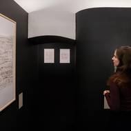 „Odkazuje k otevřenosti jeho tvůrčího přístupu, který se odehrává v riskantním dialogu s ohněm, ale především v trvalém pohybu, hledání, ve stále pokračující cestě,“ dodává.