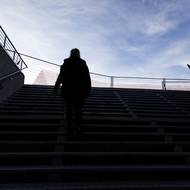 Východ ze šaten vede přímo na plochu. Ředitelka stadionu si jej pochvaluje, „bude to silný zážitek vylézat odsud nahoru. Jako pro gladiátory v Koloseu.“