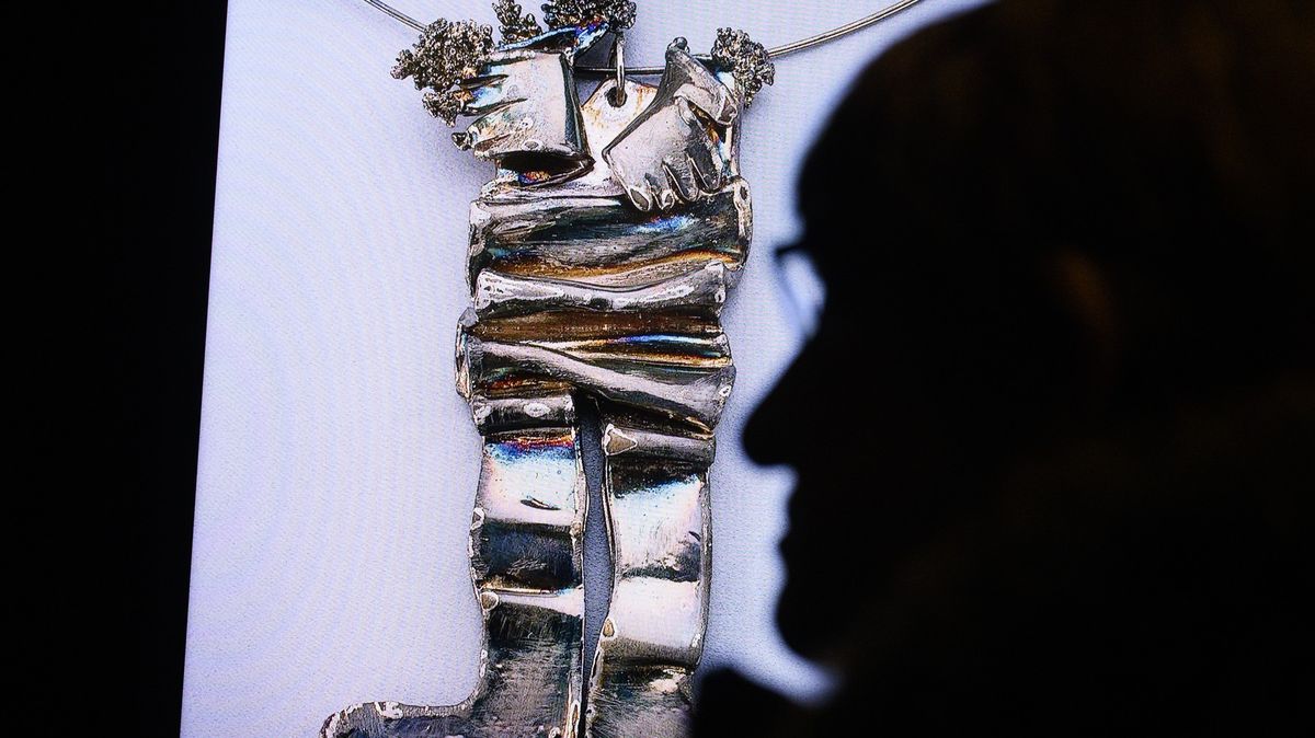 Pražské muzeum vystavuje šperky, které mají blízko k figuře