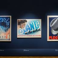 A to přesto, že tou dobou repertoár reklamních nástrojů nově rozšířily fotografie nebo film a do veřejného prostoru pronikla světelná, kinetická či velkoformátová reklama.