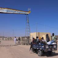 Světový potravinový program (WFP) v sobotu obnovil omezenou distribuci potravin alespoň pro těhotné a kojící matky a pro děti do dvou let. Většina pomoci zprostředkované organizacemi OSN se ale soustředí do jiných táborů, dál od súdánské hranice, vysvětlil WFP. (Súdánští uprchlíci přijíždějící do Čadu, 22. listopadu).