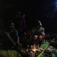 „Vyrůstal jsem tak, že jsem chodil s otcem do lesa lovit a sbírat potravu,“ řekl Tom Rakpabon, vůdce čtyřicetičlenné komunity. „Nyní musíme kupovat rýži, maso a zeleninu na trhu,“ dodal. (Obyvatelé vesnice Maniqů porcují zvířata, zveřejněno 30. října.)