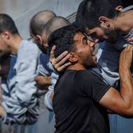 Muž vítá palestinského vězně, kterého Izrael propustil v rámci výměny rukojmích za vězně a dohody o příměří s teroristickým hnutím Hamás. (Chán Júnis, 13. října)