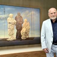 Především ale do posledních let maloval, například monumentální obrazy věnované slavnému fyzikovi Stephenu Hawkingovi. Na fotografii Theodor Pištěk pózuje před svým Rodinným portrétem.