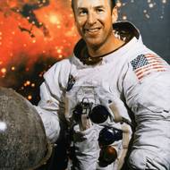 7. srpna zemřel astronaut James Lovell, kapitán letu Apollo 13, jehož posádku směřující k Měsíci se v roce 1970 jen těsně podařilo zachránit před katastrofou. Bylo mu 97 let.