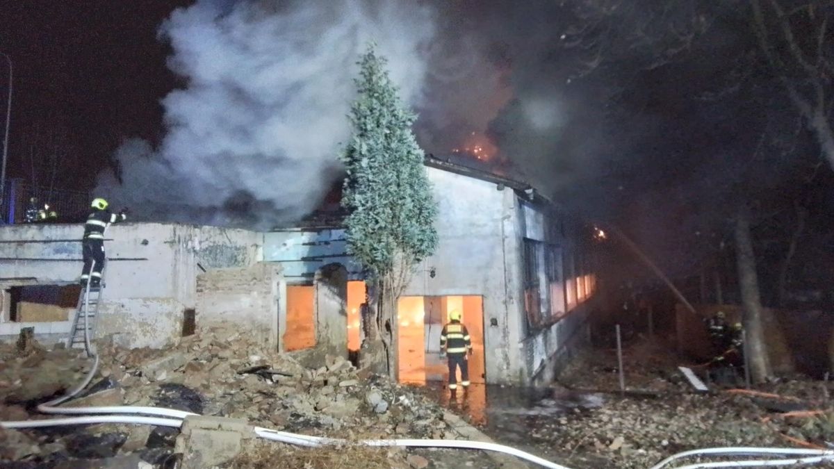 Hasiči v Ústí nad Labem likvidují požár bývalého divadla nedaleko Spolchemie