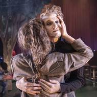 Na fotografii z inscenace The Black Rider, která měla minulý víkend premiéru v Divadle Komedie, jsou Renáta Matějíčková jako Katynka alias Joan Vollmer a Tomáš Dalecký v roli Wilhelma neboli Burroughse. Vzadu tančí ďábel zosobněný Danielou Špinar.