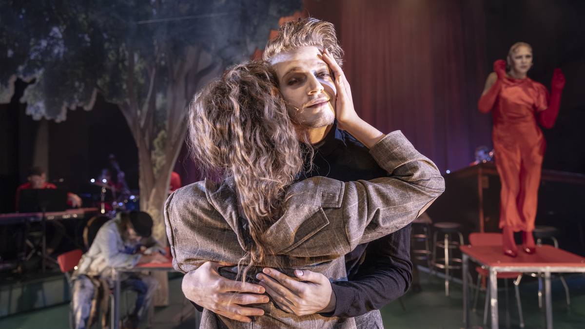 Na fotografii z inscenace The Black Rider, která měla minulý víkend premiéru v Divadle Komedie, jsou Renáta Matějíčková jako Katynka alias Joan Vollmer a Tomáš Dalecký v roli Wilhelma neboli Burroughse. Vzadu tančí ďábel zosobněný Danielou Špinar.