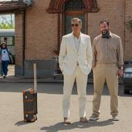 George Clooney v roli Jaye Kellyho a Adam Sandler jako Ron Sukenick.