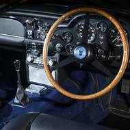 Raritní Aston Martin DB5 před renovací a po ní. Cena vzrostla tisíckrát.