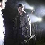 Igor Orozovič jako kantor a Šimon Krupa v roli kostelníka.