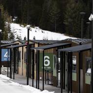 Protože jsou všechny budovy stejné, pomáhá k orientaci alespoň odlišné barevné a číselné označení.