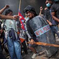 Nepokoje vedené mladými lidmi se během končícího roku šířily napříč světem jako lavina. Nečekaný úspěch demonstrantů v Nepálu - a ještě předtím na Srí Lance a v Bangladéši - motivoval mladou generaci k tomu, aby zvedla oči od displejů telefonů a vyrazila do ulic bojovat za lepší podmínky. (Střety mladých Nepálců s policií, vyfoceno 9. září.)