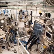 Ultravysoké vakuum zajišťuje naprostou čistotu, robotická manipulace pak plnou opakovatelnost.