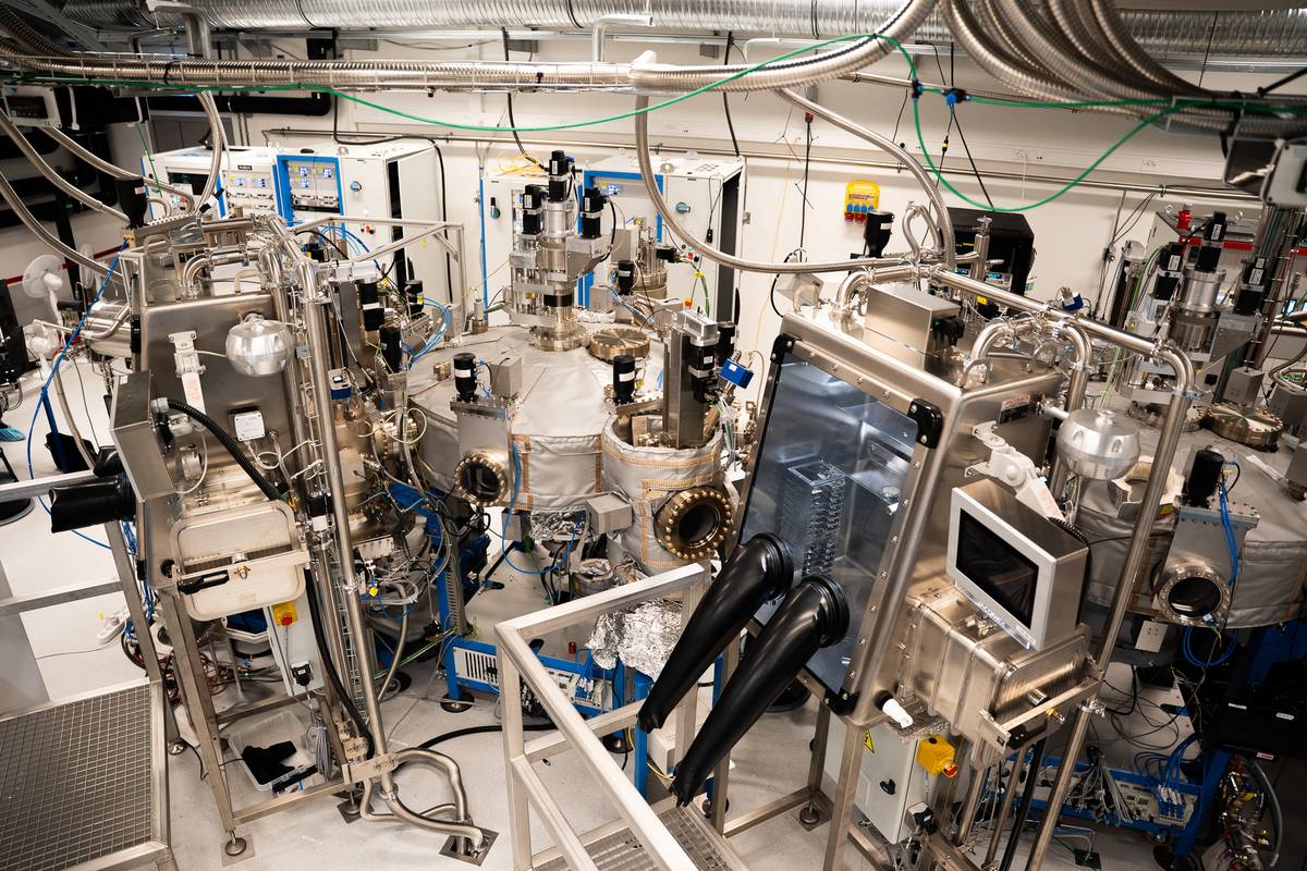 Ultravysoké vakuum zajišťuje naprostou čistotu, robotická manipulace pak plnou opakovatelnost.