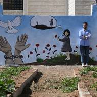 „Jsme jediní, kdo dokáže znovu vybudovat naše domovy,“ řekl agentuře AFP Husám Lahhám, který se vrátil zpět do svého města. Zpátky ho přivedli také mrtví. Lahhám přišel o více než 30 přátel a příbuzných a silně vnímá dluh za „oběti, které Darája přinesla, aby znovu získala svobodu“. (Umělec Bílal Šorba u jedné ze svých maleb, 30. října).