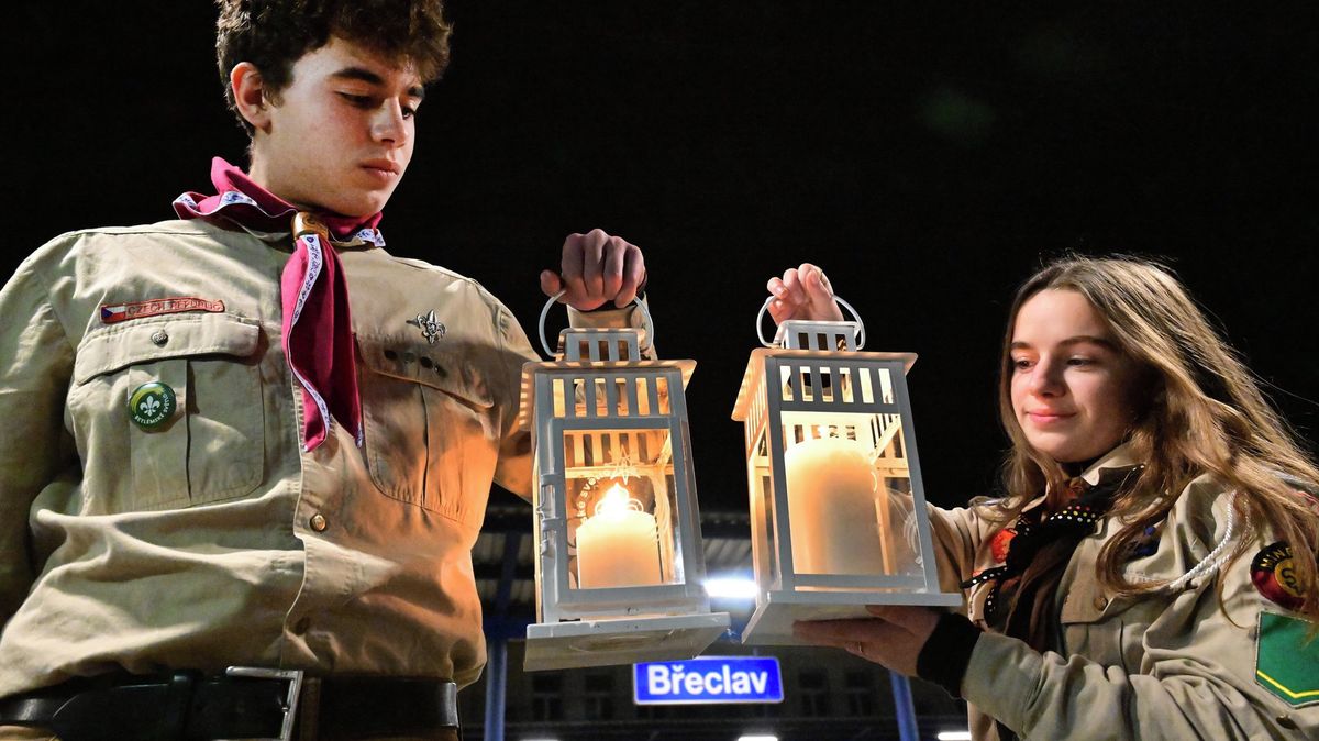 Czech Scouts Bring Bethlehem Light from Linz