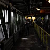 Dále cesta vede skrze zakrytý most.