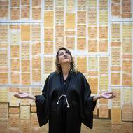 Kateřina Vincourová před svým dílem Ticho z roku 2025.