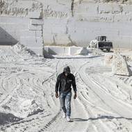 Někteří členové izraelské vlády, jedné z nejvíce pravicových v historii země, otevřeně diskutují o plánech na anexi části nebo celého Západního břehu. Izraelské osady na Západním břehu jsou podle mezinárodního práva nelegální.