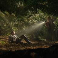 Josh O’Connor jako Jud a Daniel Craig v roli Benoita Blanca.