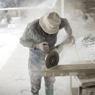 Palestinská samospráva, která vykonává částečnou civilní kontrolu nad částí Západního břehu, je na pokraji bankrotu. Veřejné služby fungují hůře než kdykoli předtím, řekl Atraš a dodal, že fixní náklady, jako jsou voda a elektřina, prudce vzrostly.