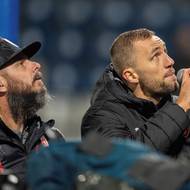 Nejslavnější snímek fotbalové kvalifikace na MS. Tomáš Souček právě vysvětluje v Olomouci fanouškům, proč jsou na ně fotbalisté naštvaní. Právě tady se ukázalo, jak hluboký je příkop mezi fans a hráči. Souček následně přišel o kapitánskou pásku.