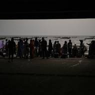 Diallo sní stále o Evropě, ale místo na malé lodi na Kanárské ostrovy stojí asi 2700 dolarů a on vydělává jen 5–7 dolarů denně. Návrat do Mali také nepřichází v úvahu, řekl.