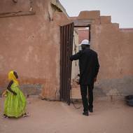 Maka Keila (27) se o volném dni prochází se svou tříletou dcerou Aminatou předměstím Nouakchottu v Mauritánii, 12. července.