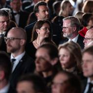 Večer pak probíhal akt slavnostního předávání státních vyznamenání. Na snímku Petr Fiala s manželkou ve Vladislavském sále. (28. října)