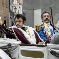 Na fotografii ze štědrovečerní pohádky Záhada strašidelného zámku, kterou ve středu vysílala Česká televize, jsou Jiří Mádl jako ministr a Pavel Kříž v roli generála.