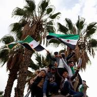 Mnoho lidí pro sledování vojenské přehlídky zvolilo netradiční místa.