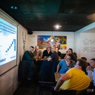 Otázky z finančních trhů promítané během soutěžního kola pubkvízu.