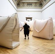 Nejtypičtější pro rukopis Kateřiny Vincourové jsou obří kabelky z nafouknuté plachtoviny. Dílo se jmenuje The Bagrooms.