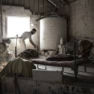 Izrael, který od roku 1967 okupuje Západní břeh, nedávno zřídil stovky nových kontrolních stanovišť na celém území, čímž paralyzoval komerční dopravu.