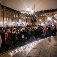 Účastníci akce Světlo na Hrad se sešli v horní části Malostranského náměstí před kostelem sv. Mikuláše a průvodem došli až na Hradčanské náměstí.