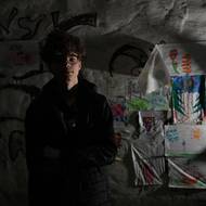 „S matkou jsme se vrátili několik dní po osvobození města, nezůstaly tady žádné děti, žádné otevřené obchody, nic,“ vzpomíná. Vrátila se jen malá část z předválečných 26 tisíc obyvatel a většina z nich jsou staří lidé. Skatepark a břehy řeky Balaklijky, kde se mladí lidé scházeli, byly od té doby byly odminovány, „ale povídá se, že to stále není bezpečné“, řekl patnáctiletý chlapec.

(Bogdan Levčikov pózuje v úkrytu svého domu v Balakliji, 13. října.)