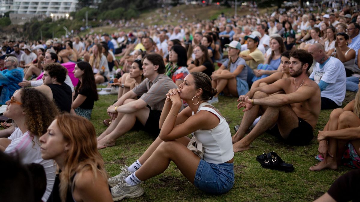 Austrálie uctila památku 15 obětí střelby na pláži Bondi Beach