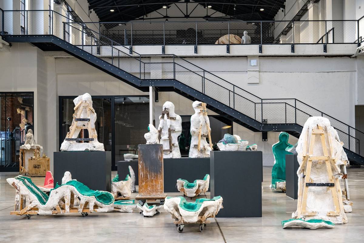 Tři přehlídky, které spojuje téma člověka v měnícím se světě, lze aktuálně vidět v trutnovském Centru současného umění EPO1. Ta první představuje devětačtyřicetiletého sochaře Ladislava Vlnu.