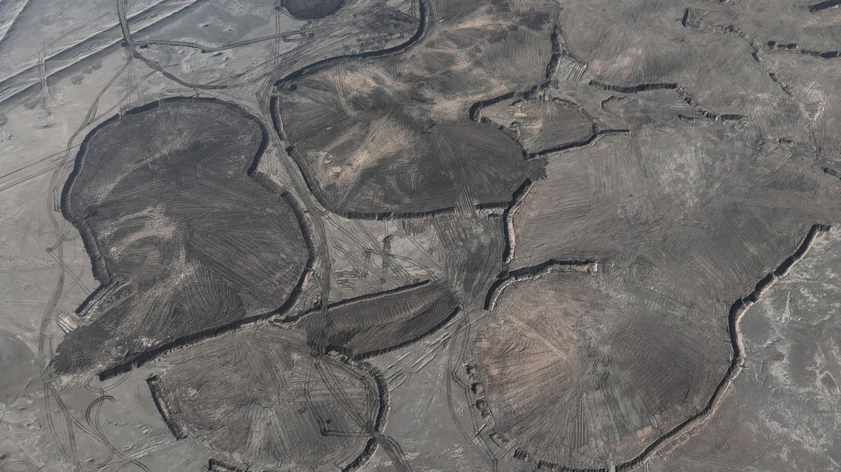 Fotky: Iráčané pokrývají půdu jílem, má zabránit písečným bouřím